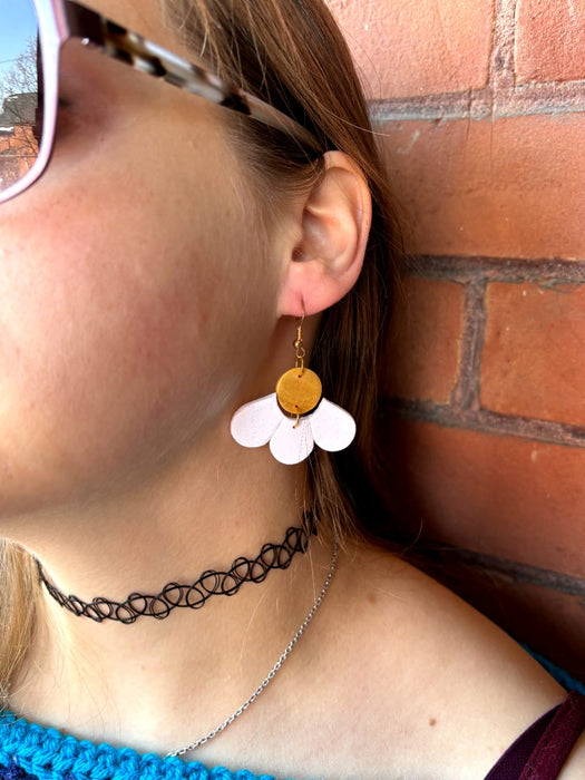 "Glitter Daisy Petal" drop earrings